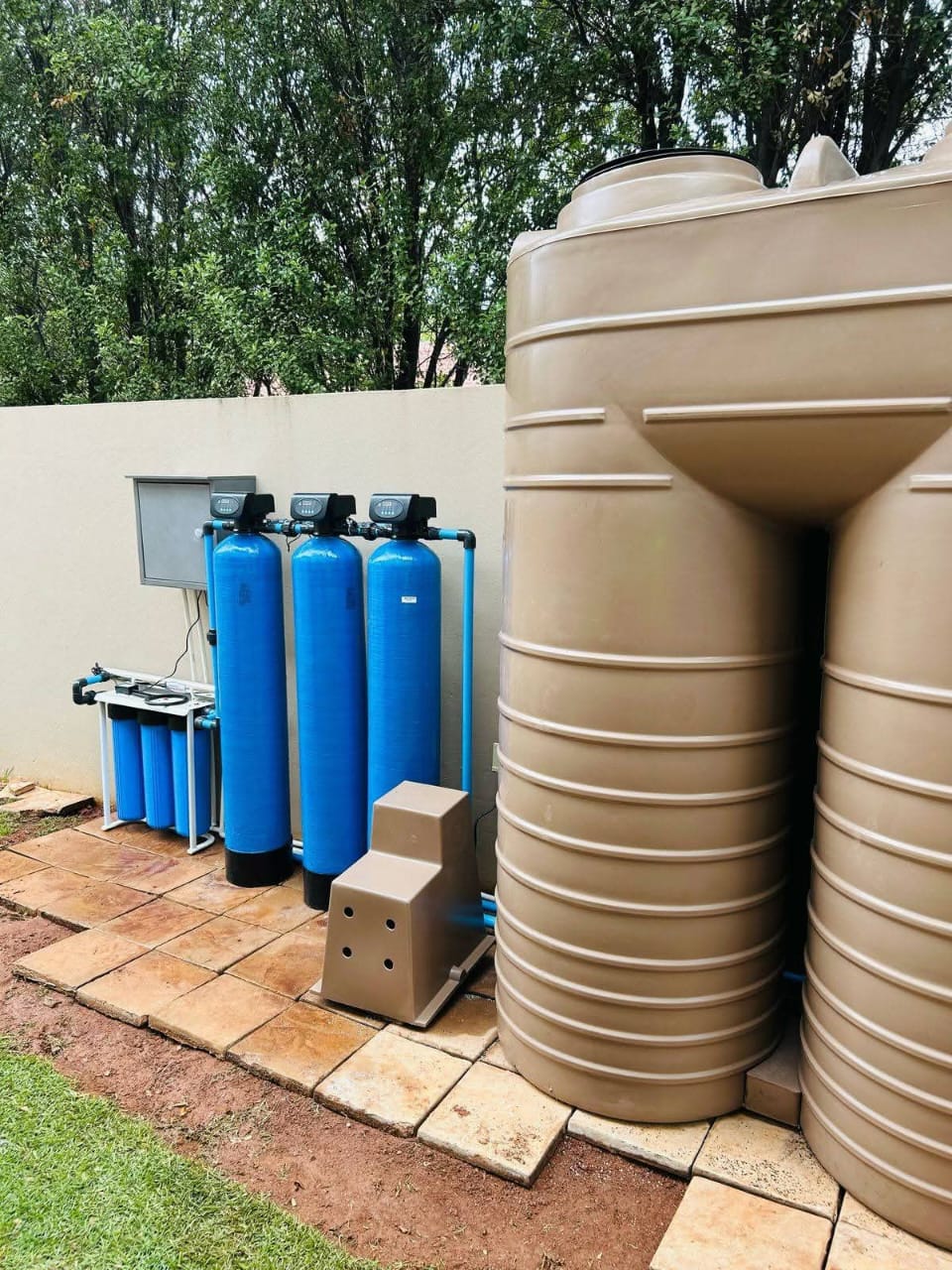 Triple vessel automated water treatment and storage filtration system