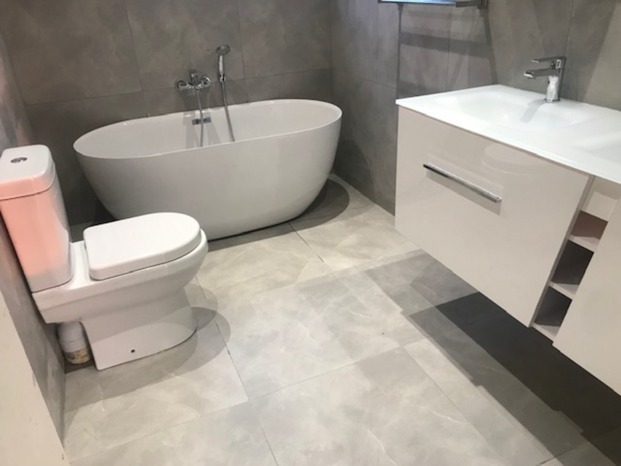 Wall-hung toilet system with concealed cistern installation