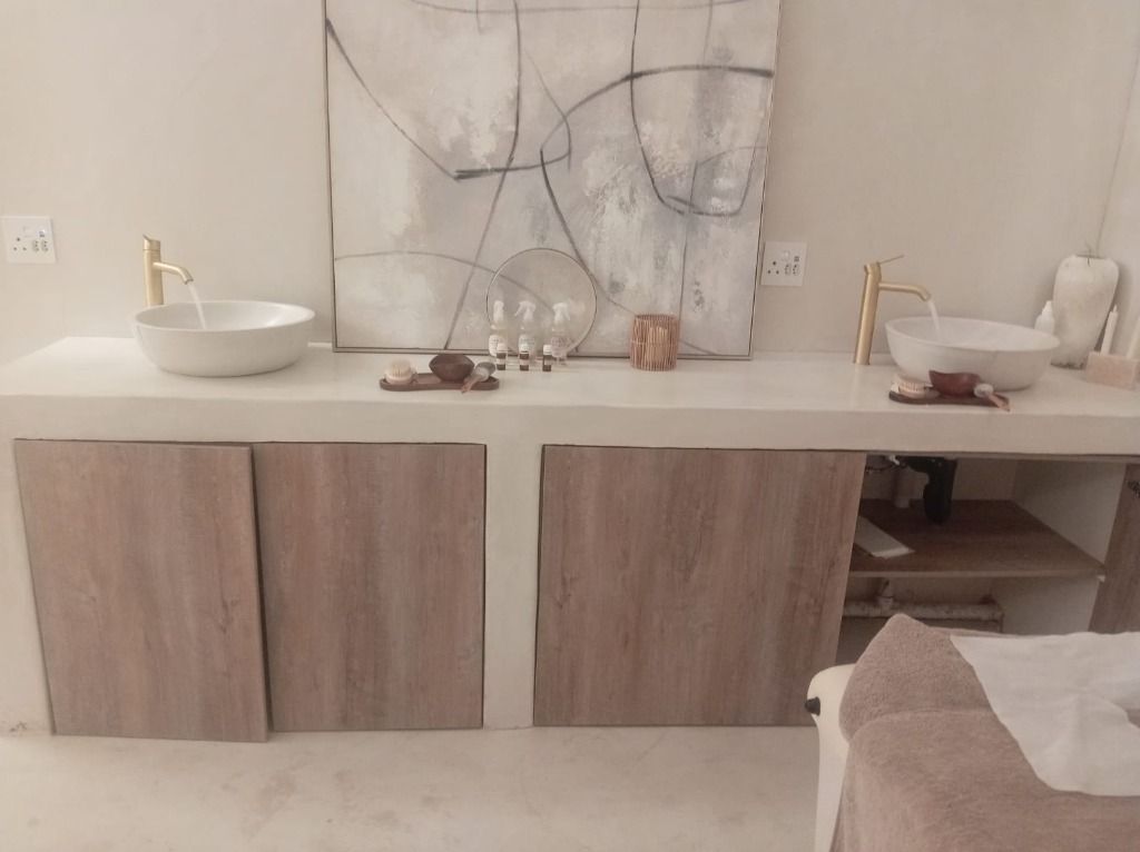 Dual vessel basin installation with flowing water and premium gold brassware